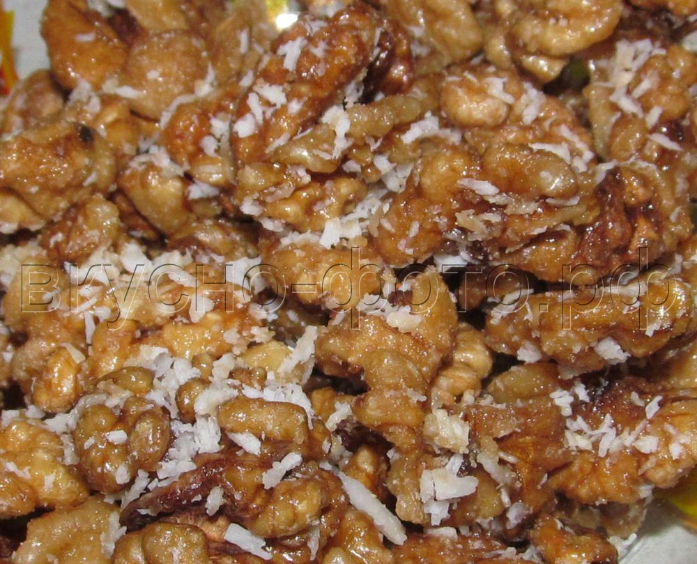 Грецкие орехи в карамели с кокосовой стружкой