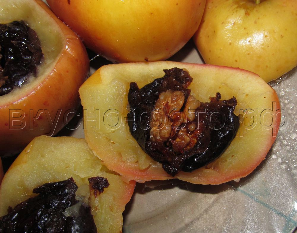 Яблоки запеченные с черносливом и грецким орехом